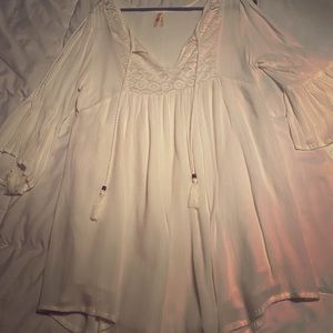 Cream/white flow dress.